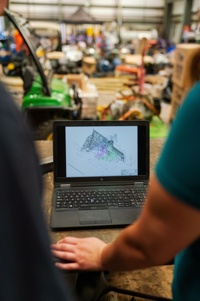 Teamleden werken samen aan procesverbetering in een productieomgeving.