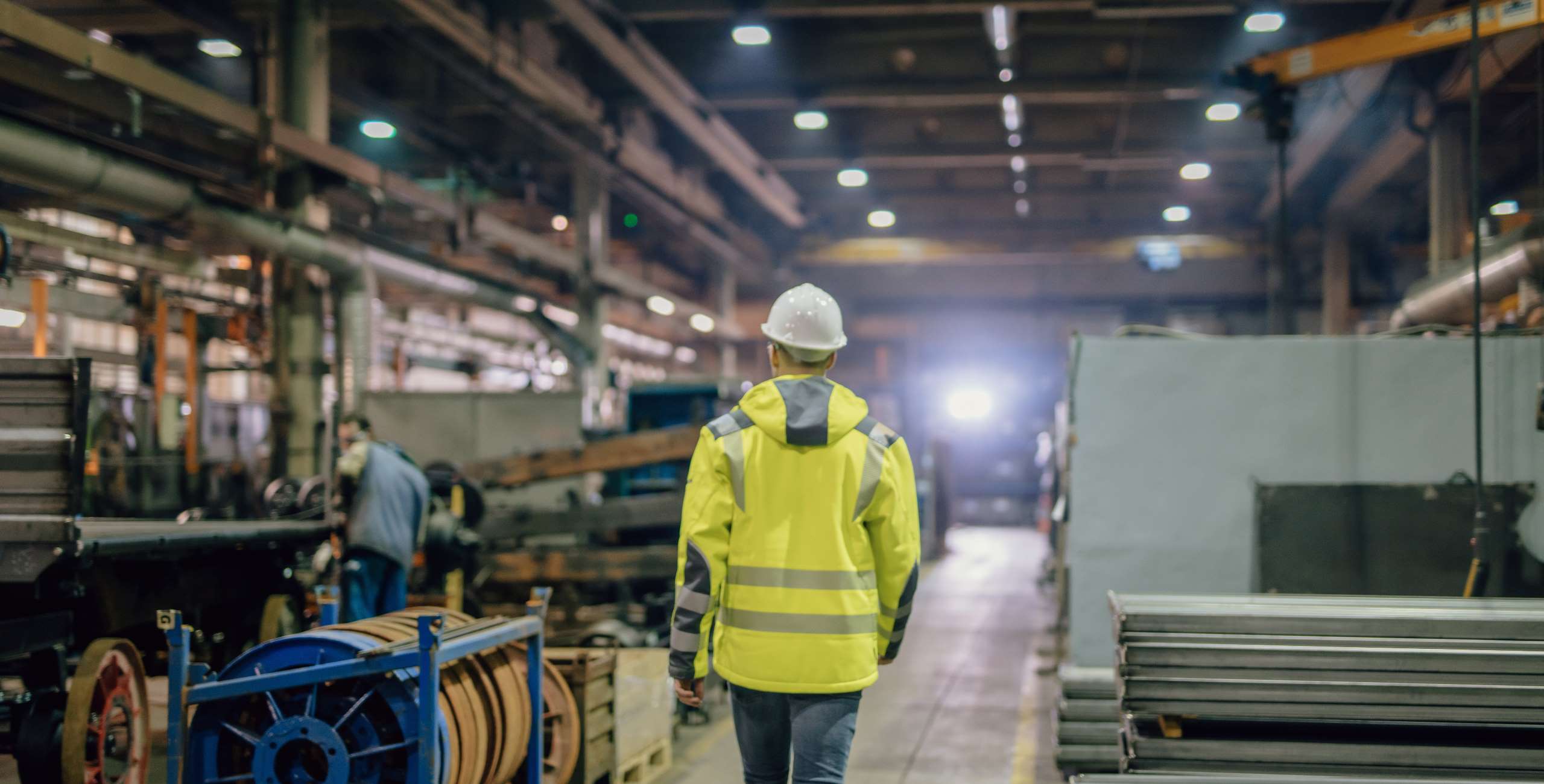 Productiehal met materialen, machines en werkplekken.